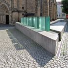 Moderner Brunnen vor der Margaretenkirche