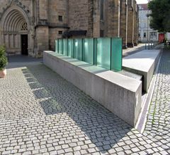 Moderner Brunnen vor der Margaretenkirche