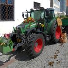 moderner Fendt traktor mit 'ölspur' eines vorgängermodelles