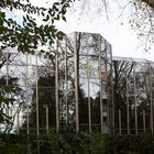 Moderner Glasbau spiegelt Beethovenpark 