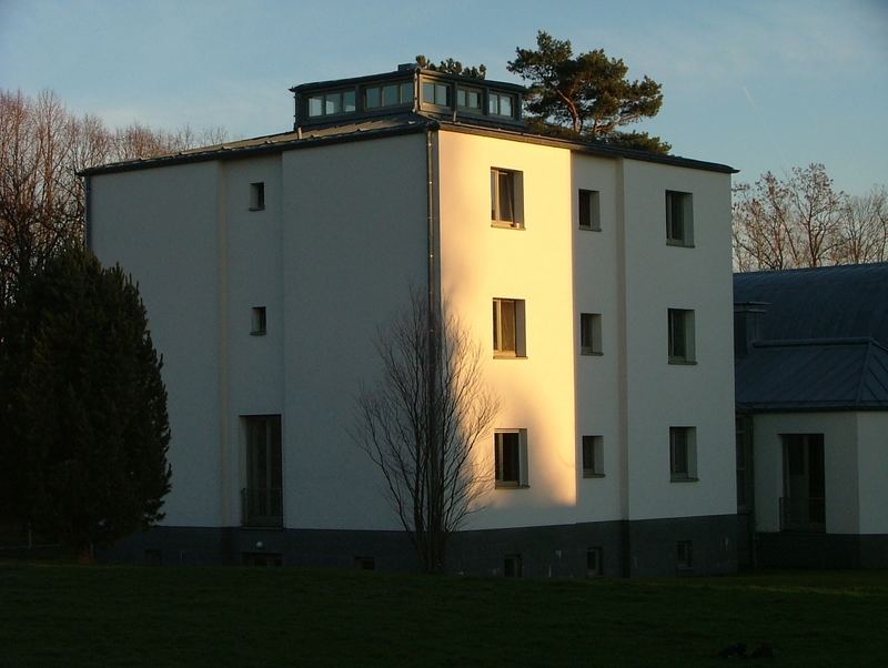 Moderner Klosterbau im Abendlicht