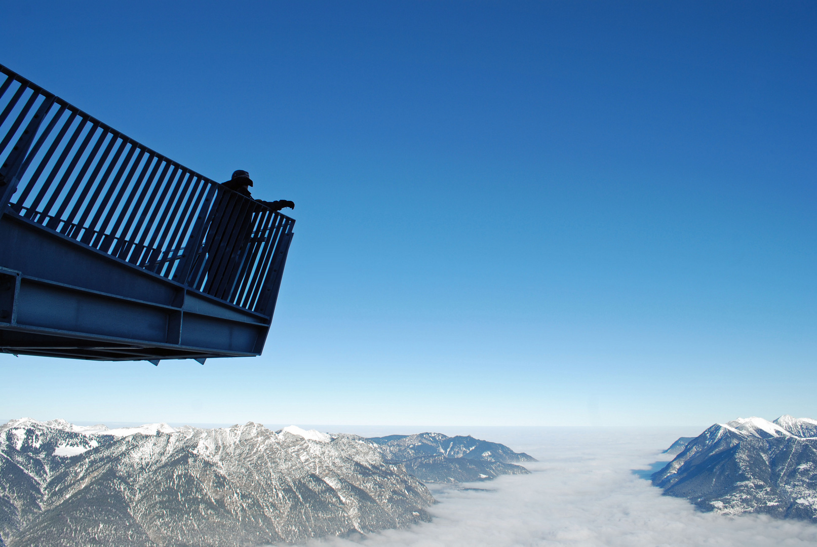 Moderner Wanderer über dem Nebelmeer