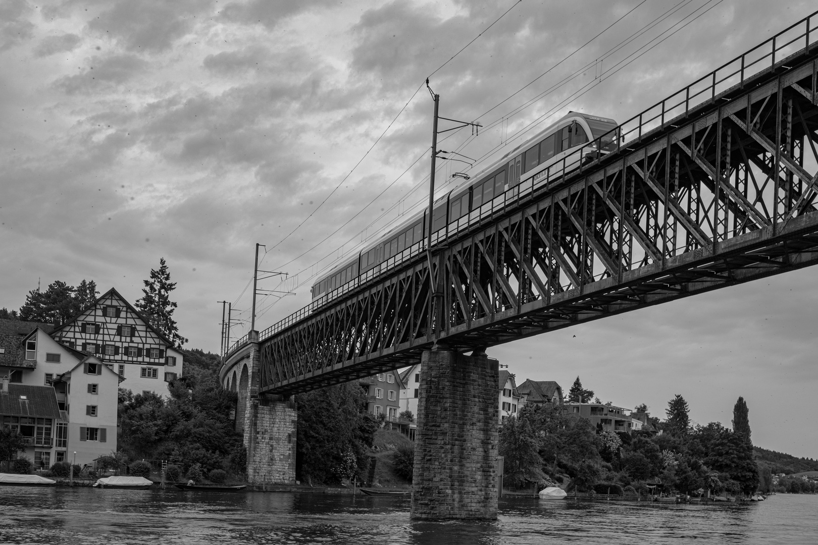 Moderner Zug auf alter Brücke