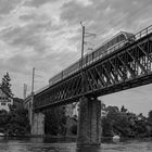 Moderner Zug auf alter Brücke