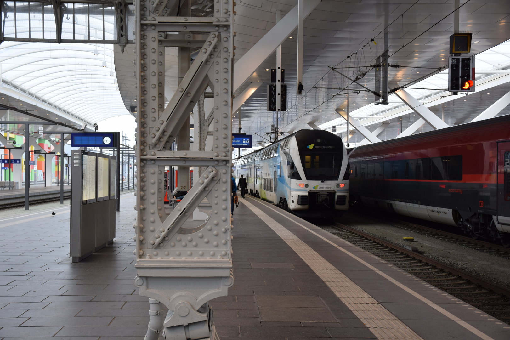 Moderner Zug in alter Bahnhofshalle