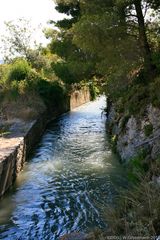 modernes Aquädukt in der Provence