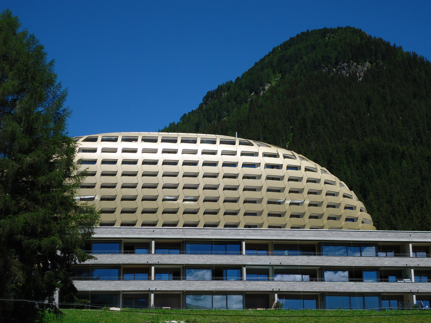 modernes Bauwerk in Davos