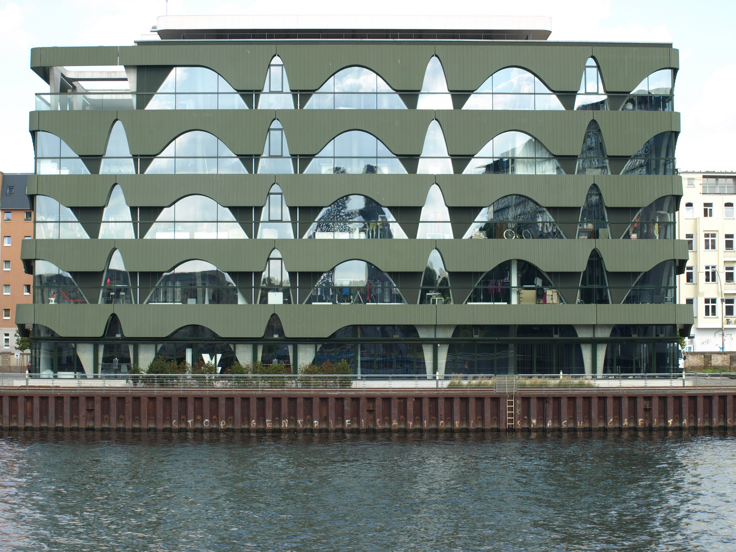 modernes Bürogebäude am Osthafen