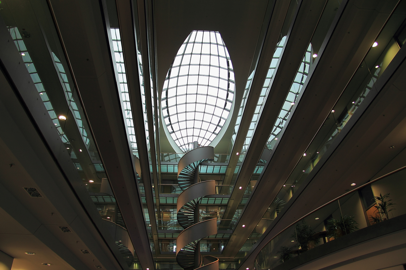 Modernes Bürogebäude mit Wendeltreppe