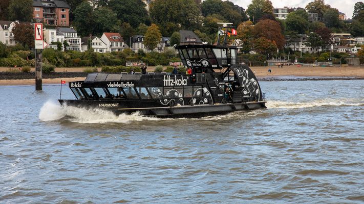 Modernes Hafenfahrzeug