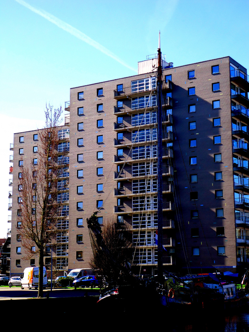 modernes Hochhaus mit Blau-Schimmer