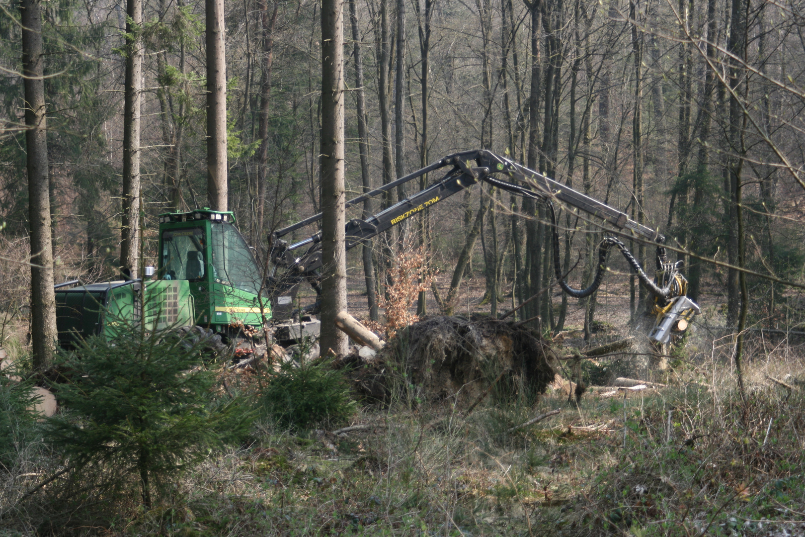 Modernes Holzfällerwerkzeug im Forsteinsatz !!