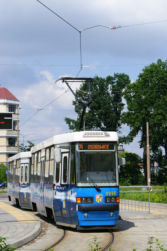 Modernisierte Tram an einer modernisierten Haltestelle