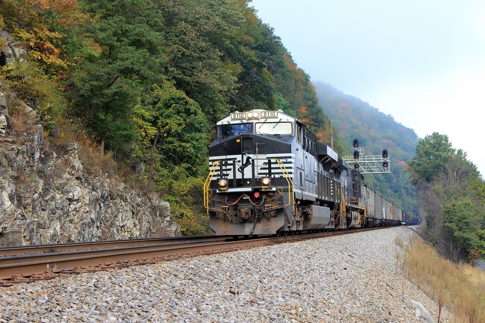 Modernste Technik für Norfolk & Southern NS#8110 GE ES44AC , Narrows, VA, USA