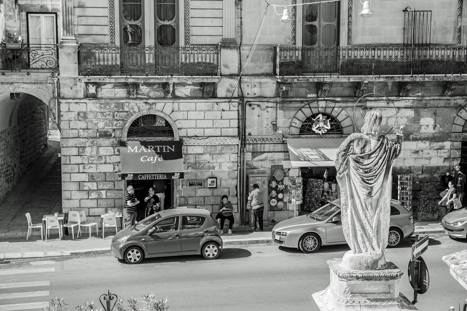 Modica, Heiliger vor Cafè