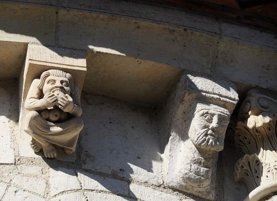 Modillons, restauré et d’origine