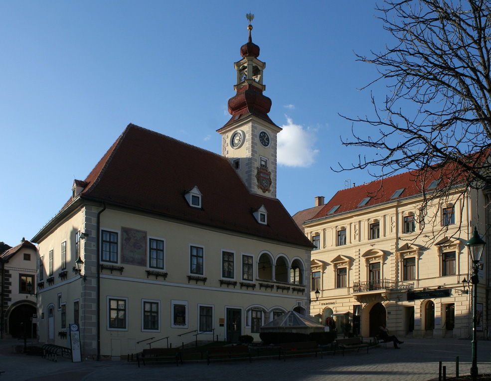 Mödling: das Alte Rathaus am Schrannenplatz