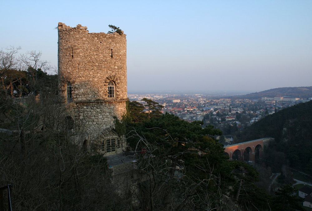 Mödling: Schwarzer Turm und Aquädukt