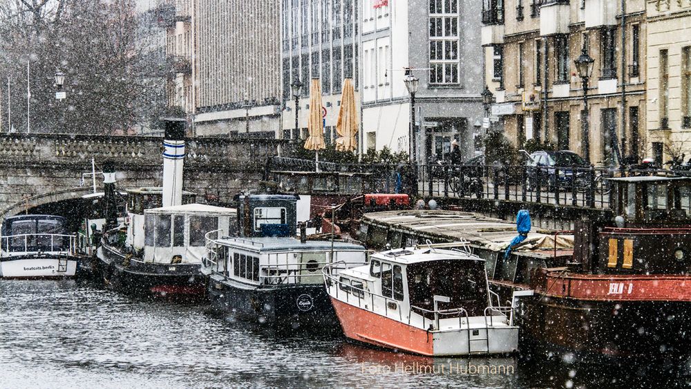 MÖGLICHES MENETEKEL VON VORGESTERN IM HISTORISCHEN HAFEN AUS ECHTEM SCHNEE