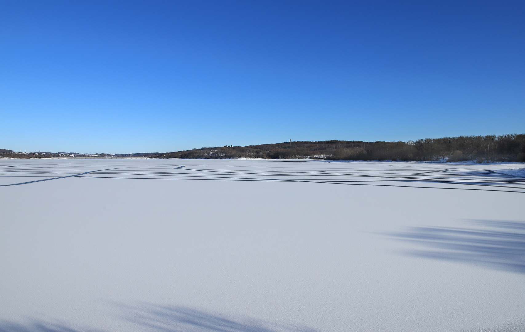 Möhnesee ganz in weiß, Blick von der Delecker Brücke über den zugefrorenen Stausee 