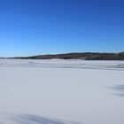 Möhnesee ganz in weiß, Blick von der Delecker Brücke über den zugefrorenen Stausee 