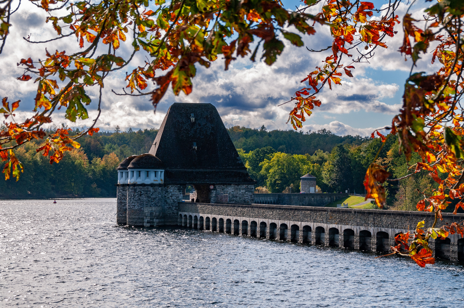 Möhnesee im Herbst.