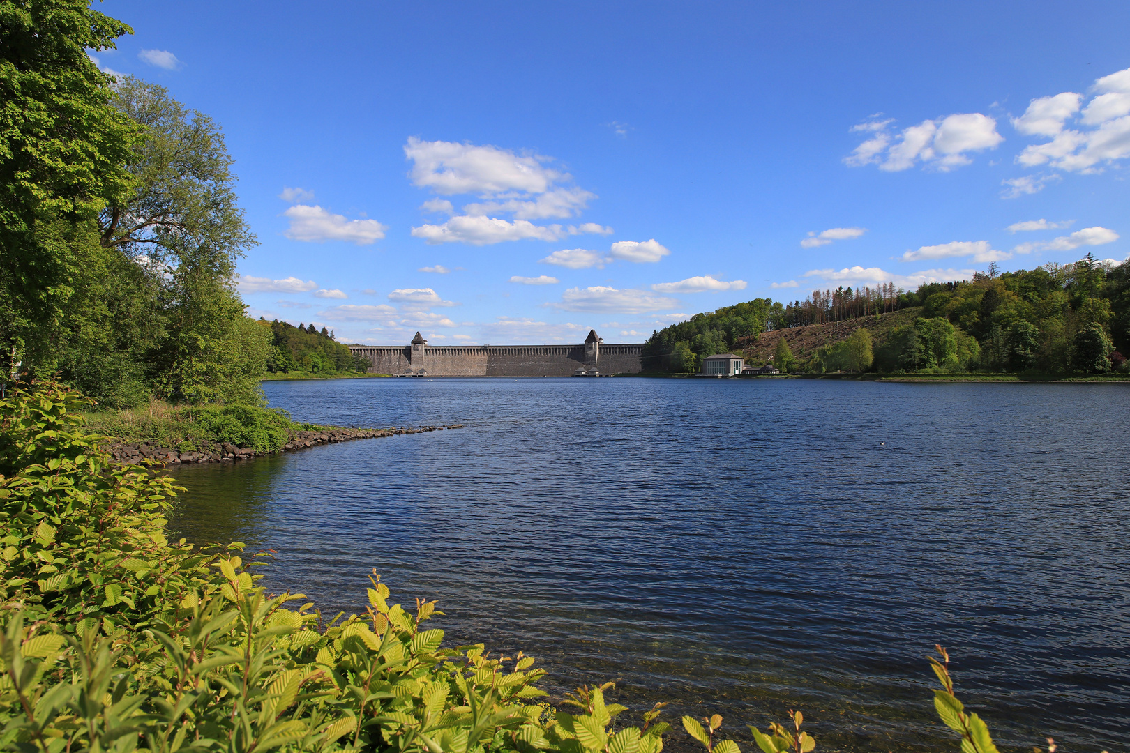 Möhnesee, Vorbecken und Staumauer, bei Günne