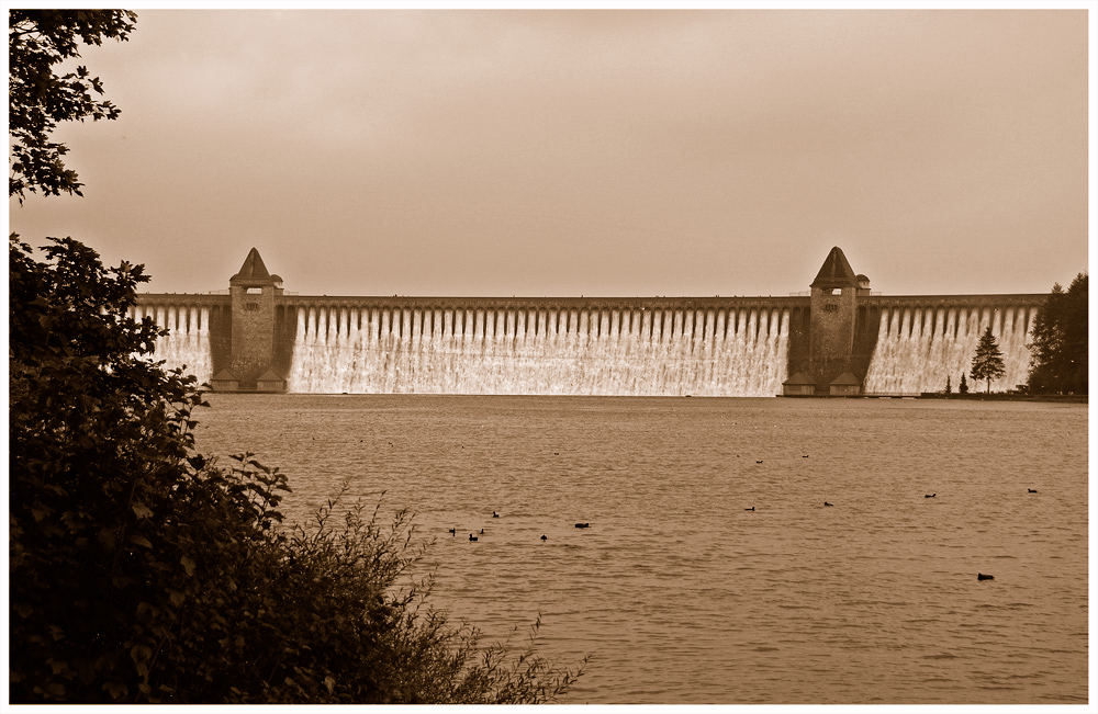 Möhneseesperrmauer in Sepia