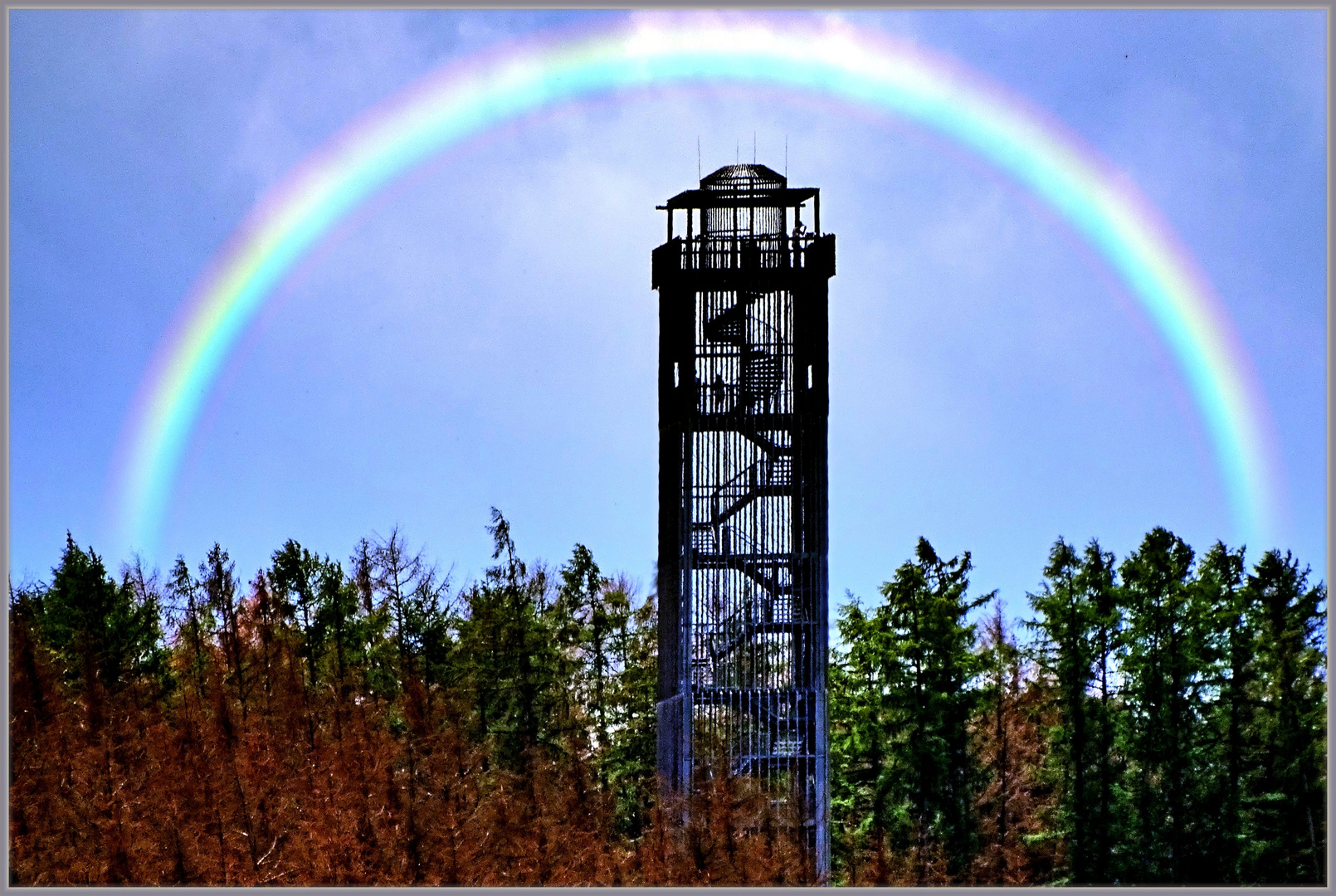 .Möhneseeturm unter einem Regenbogen