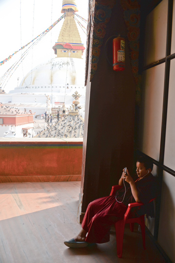 Mönch an der Stupa von Bodnath mit seinem Liebsten