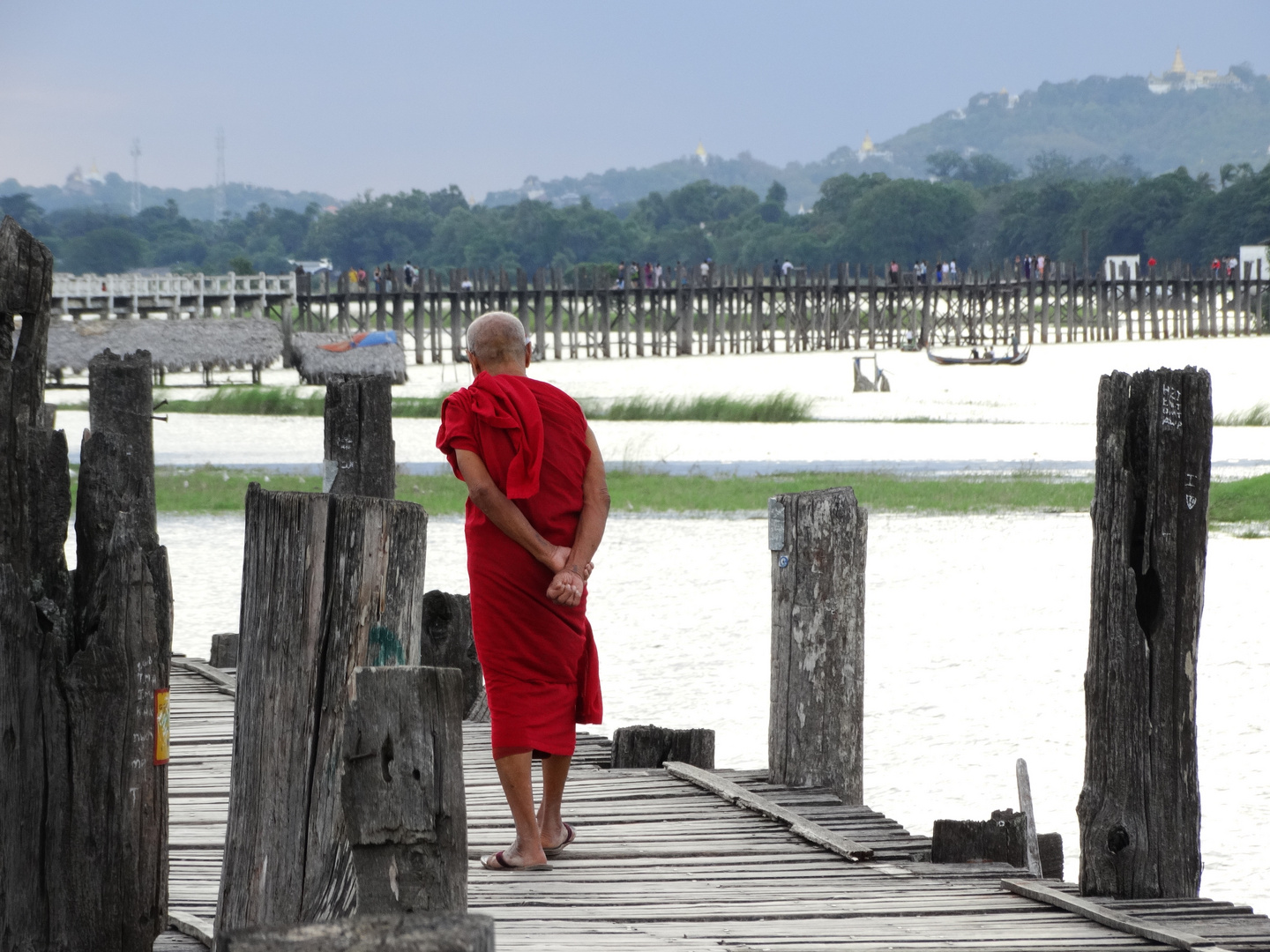 Mönch auf der U Bein Bridge in Myanmar