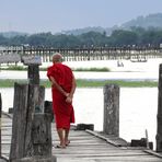 Mönch auf der U Bein Bridge in Myanmar