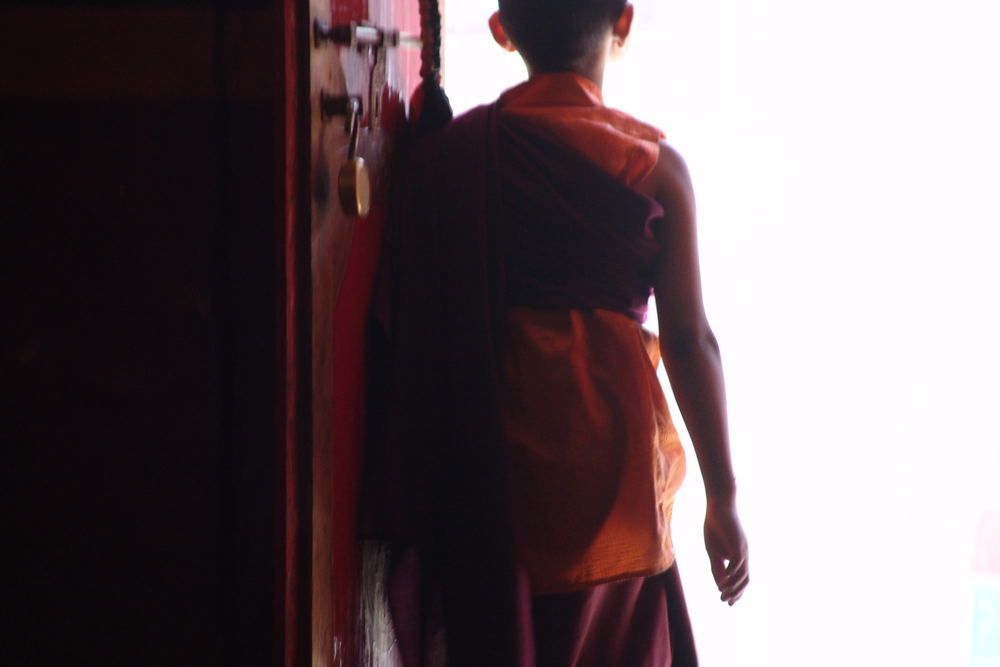 Mönch bei einer Puja in Marpha, Nepal