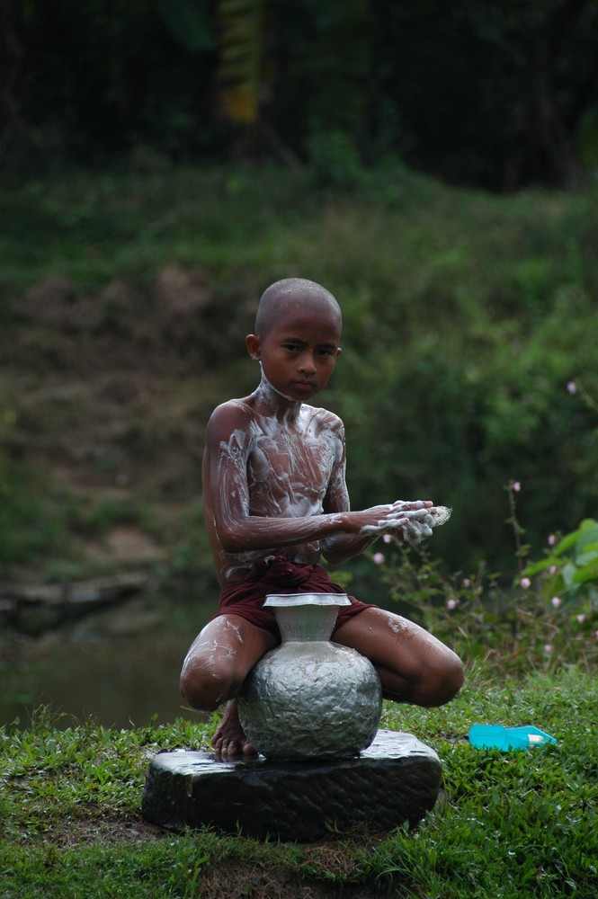 Mönch bei seiner täglichen Körperpflege (Burma)