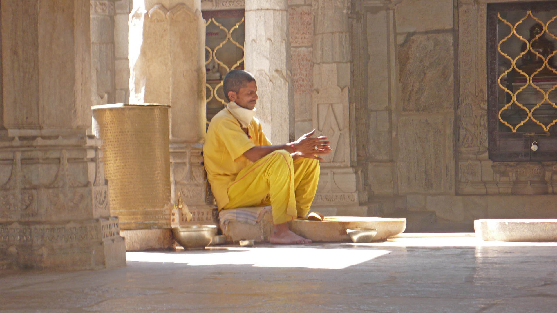 Mönch im Jain Tempel