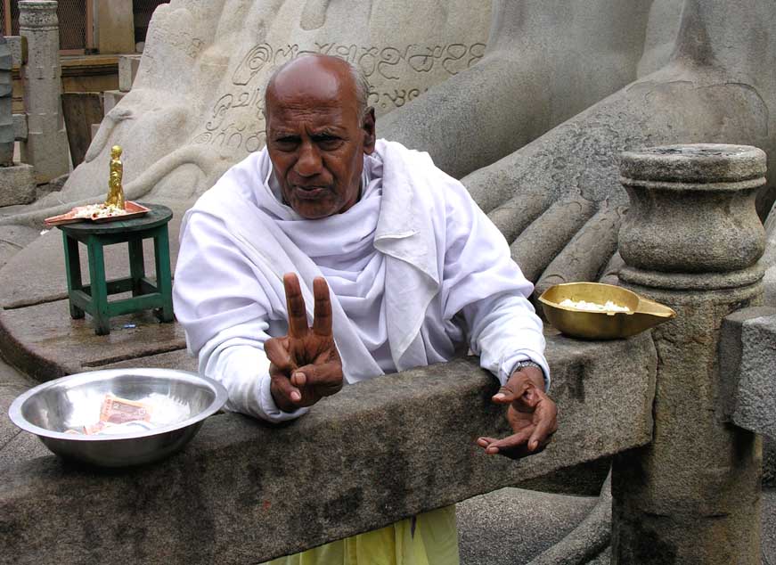 Moench im Sravanabelgola Jain Tempel