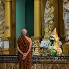 Mönch in der Shwedagon-Pagode in Yangon (© Buelipix)