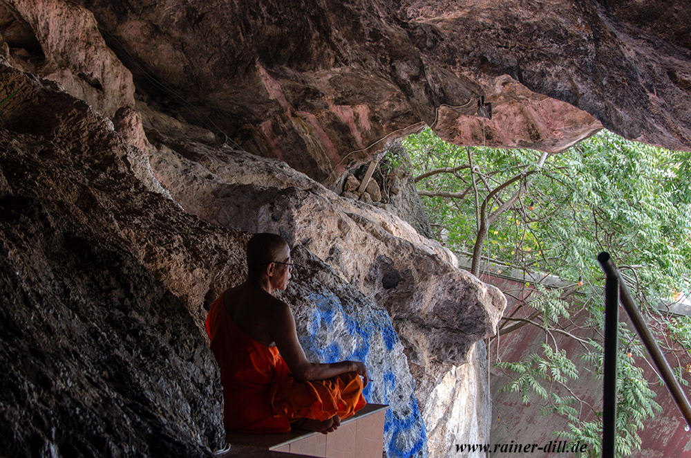 Mönch in Wat Ban Tham - Bezirk Kanchanaburi