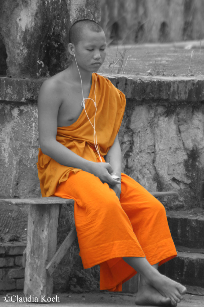 Mönch mit iPod in Laos