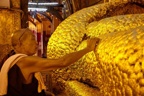 Mönch spendet Blattgold für Mahamuni Buddha - Monk donates gold leafs for Mahamuni Buddha