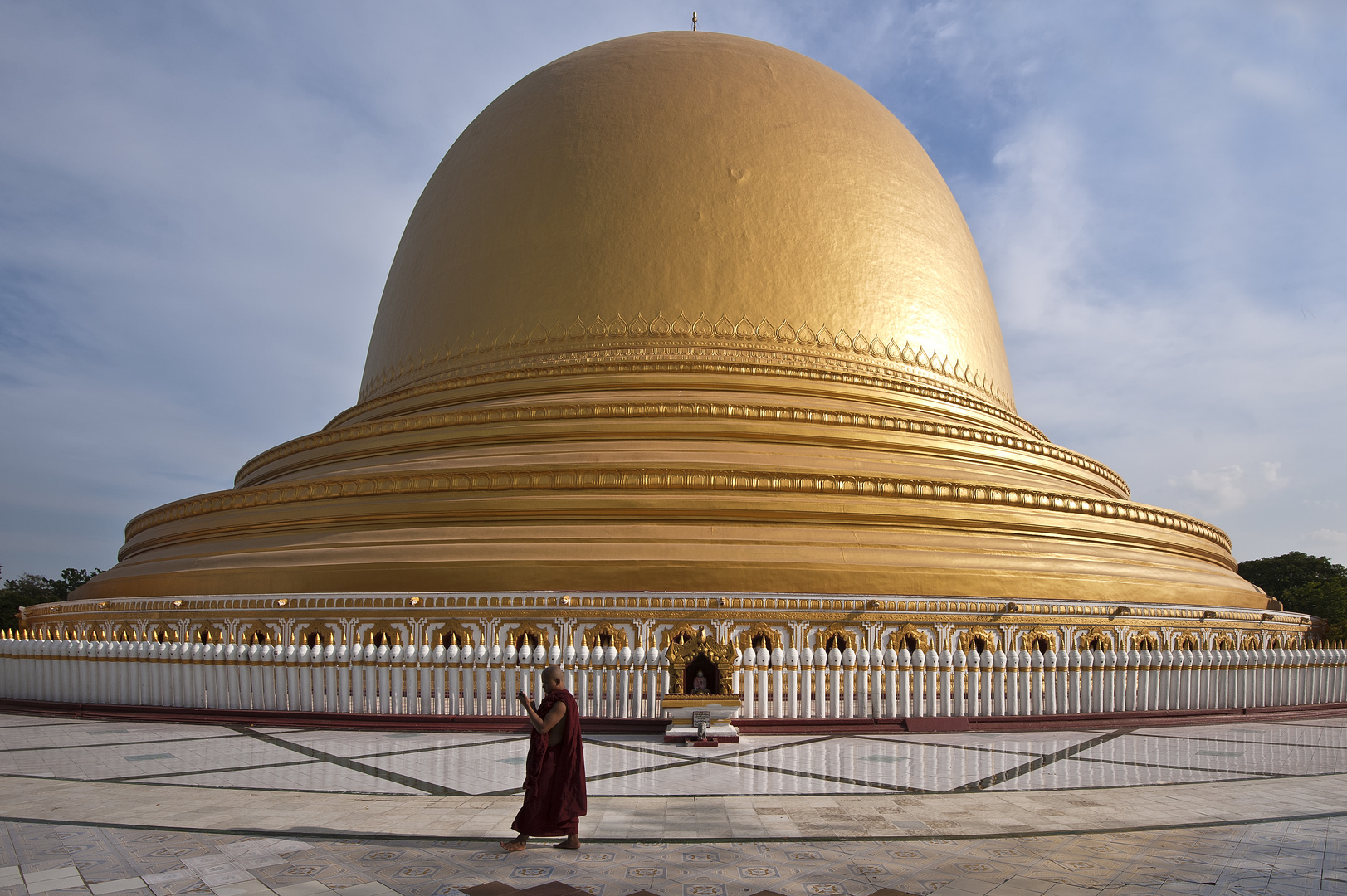 Mönch vor dem Tempel Kaunghmudaw