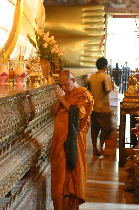 Mönch vor liegendem Buddha im Wat Po, Bangkok