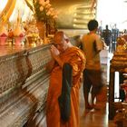 Mönch vor liegendem Buddha im Wat Po, Bangkok