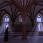 Mönch wandelt im Kloster Eberbach