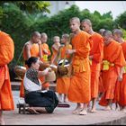 Mönche am frühen Morgen in Luang Prabang, Laos 2012