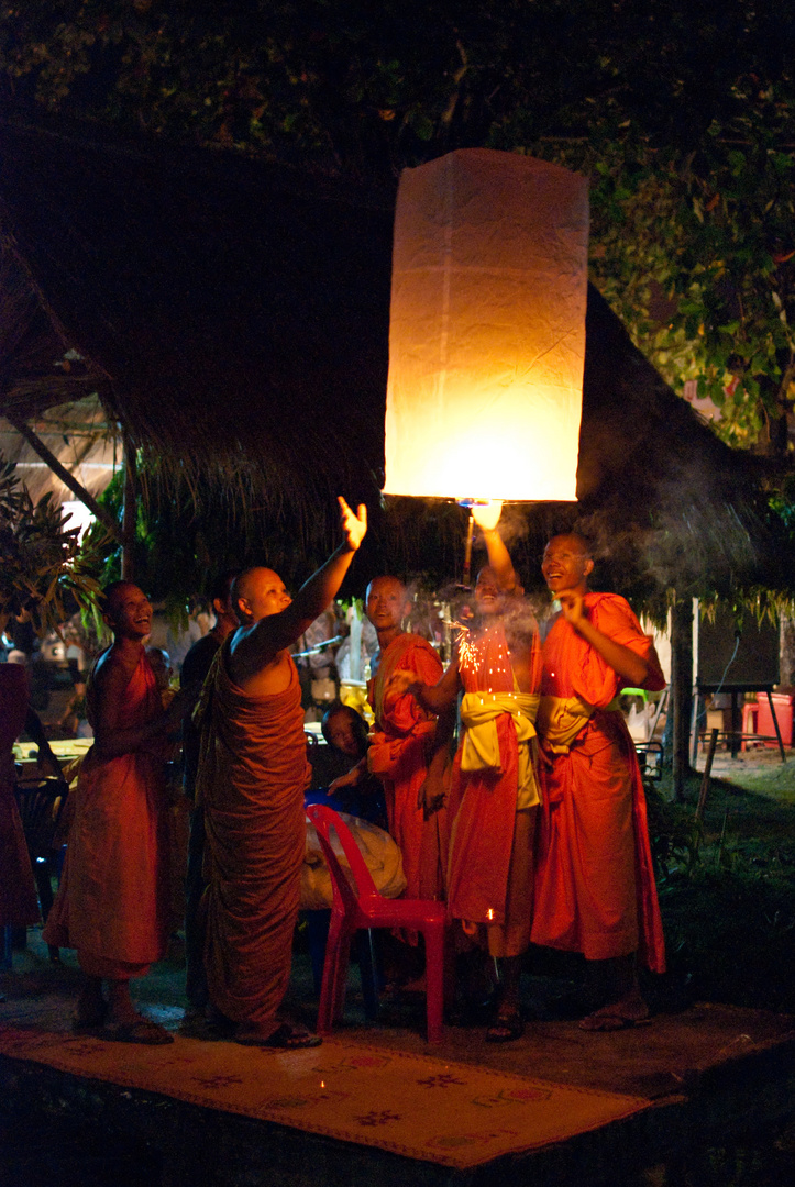 Mönche am Lichterfest in Sukhothai