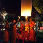 Mönche am Lichterfest in Sukhothai