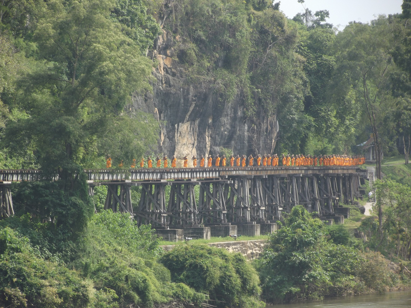 Mönche auf Brücke in Thailand