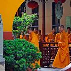 Mönche auf dem Weg zum Gebet