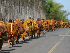 Mönche auf Wanderschaft II